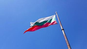 4k-bilder av den bulgariska flaggan viftar. foto