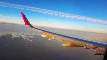 flygbilder från fönstret på ett Wizzair-flygplan. 15. 09. 2019, Storbritannien. foto