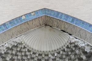 delar av antik arkitektur i Centralasien. tak i form av en kupol i en traditionell gammal asiatisk mosaik foto