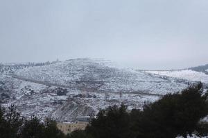 snö i Jerusalem och de omgivande bergen foto