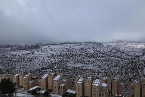 snö i Jerusalem och de omgivande bergen foto