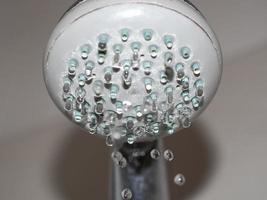 droppar vatten från duschmunstycket foto