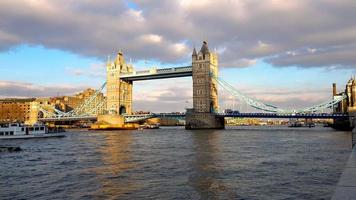 tower bridge vid solnedgången i london, Storbritannien. foto