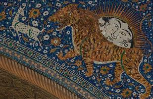 asiatisk gammal keramisk mosaik. element av orientalisk prydnad på keramiska plattor foto