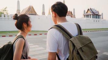 resenär asiatiskt par som reser och promenerar i bangkok, thailand, söta asien par känner sig lyckliga och spenderar söt tid på semesterresan i solnedgången. livsstil par resor i staden koncept. foto