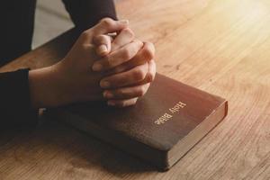 kvinna bön om bibel, tillbedjan och religion. koncept för tro, gammal bibel. kopieringsutrymme foto