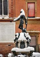 Neptunusfontänen under snön på vintern. snöfall i Bologna. Italien foto