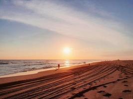 parangtritis strand på eftermiddagen vid solnedgången foto