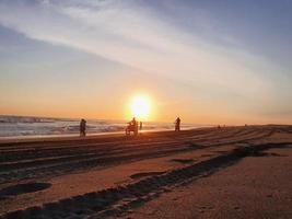 parangtritis strand på eftermiddagen vid solnedgången foto
