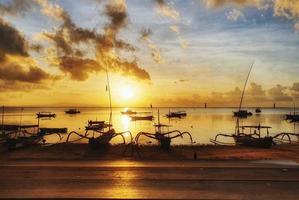 vacker morgonsol på stranden i sanur bali, indonesien foto