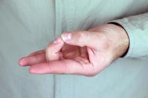 shuni mudra. yogisk handgest. hand andlighet hinduiska yoga av fingrar gest. foto