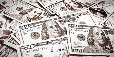 massor av papperssedlar amerikansk valuta dollar. bakgrund från pengar. sepia foto. foto