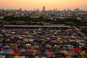 flygtorn och himmel utsikt över bangkok city thailand vid solnedgången foto