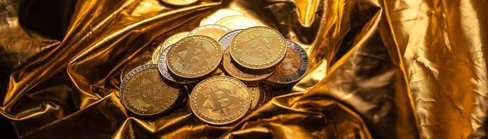 cryptocurrency mynt och bitcoin på gyllene bakgrund foto