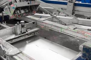utrustning och maskiner för att måla tyg på en närbild på en klädfabrik foto
