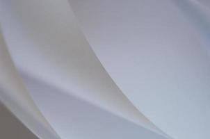 abstrakt bakgrund av ett vridet ark vitt papper foto
