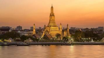 vacker utsikt över wat arun-templet vid solnedgången i bangkok, thailand foto