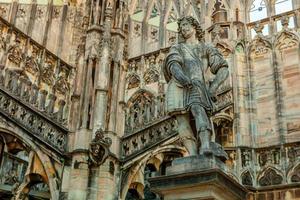 taket på katedralen i milano duomo di milano med gotiska spiror och statyer i vit marmor. topp turistattraktion på piazza i Milano, Lombardiet, Italien. vidvinkelvy av gammal gotisk arkitektur och konst. foto