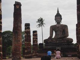 sukhothai thailand03 augusti 2019wat mahathat-templet sukhothai-provinsen är ett tempel i området sukhothai sedan urminnes tider wat mahathat ligger i sukhothai historiska park. foto