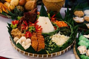 färgglad platt låg fotobröllopsceremoni, traditionell mat från java indonesia foto