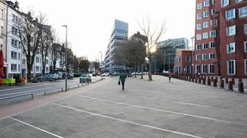 Düsseldorf, Tyskland - 20 februari 2020. stad och shoppinggator runt Düsseldorf. gatubilder och parkerade bilar på gatan. modern kommersiell arkitektur och bostadshus i tyskland foto