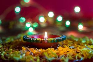 happy diwali - lera diya lampor tända under diwali firande. gratulationskort design av indiska hindu ljus festival kallas diwali foto