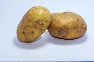 potatis isolerad på vit bakgrund foto