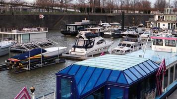 Düsseldorf, Tyskland - 20 februari 2020. Media hamn, Nordrhein-Westfalen. vattenparkering för båtar, båtar, fartyg, yachter, segelbåtar. en hamnstad i europa. foto