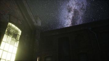 Vintergatans stjärnor ovanför övergivna gamla fatory foto