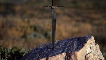 berömda svärd excalibur av kung arthur i klippan foto
