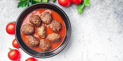 köttbullar tomatsås kött nötkött kalvkött fläsk färsk portion kost hälsosam måltid foto