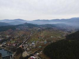 Flygfoto över staden Baijnath. drönareskott från bageshwar-distriktet. en stad som ligger mellan bergen foto