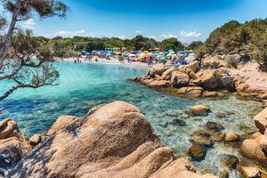 den natursköna stranden Capriccioli i Costa Smeralda, Sardinien, Italien foto