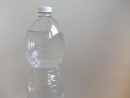 vattenflaska av plast foto