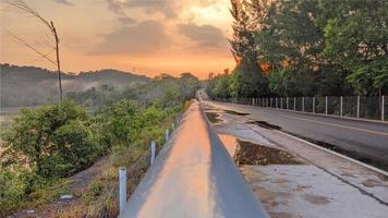 solnedgångsvy på sei ladi bridge batam indonesien 30 januari 2022 foto