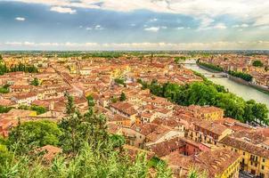 Flygfoto över Verona och floden Adige, Italien foto