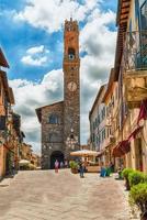 det medeltida palazzo dei priori och klocktornet, montalcino, Italien foto