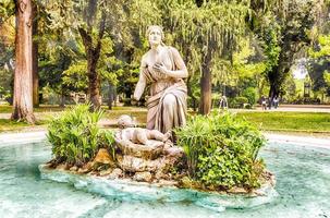 klassisk fontän i villa borghese park, rom, italien foto
