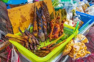 thai kinesisk street food kött urval kina stad bangkok thailand. foto
