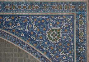 asiatisk gammal keramisk mosaik. element av orientalisk prydnad på keramiska plattor foto