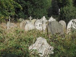 gravar och kors på gotiska kyrkogården foto