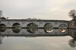 romerska bron i rimini foto