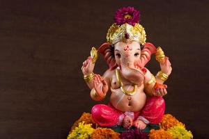 hinduisk gud ganesha. ganesha idol på mörk trä bakgrund. foto