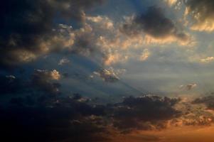 vacker solnedgång himmel med moln. abstrakt himmel. foto