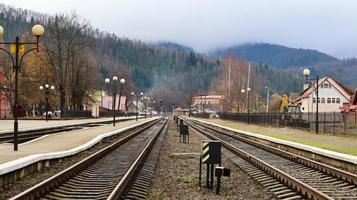 ukraina, yaremcha - 20 november 2019. järnvägsstationen i byn yaremche i Karpaterna. gamla tågstationen på en tidig molnig morgon. vacker natur i bergen. foto