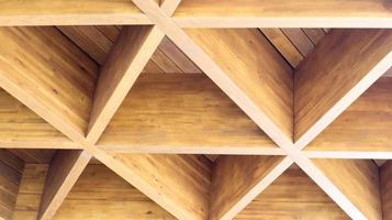 lyxiga geometriska trätrianglar i konstruktion. begreppet modern arkitektur, design och inredning. trä bakgrund. modulärt tak eller tak. foto
