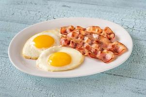 stekt ägg med bacon foto
