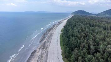 vackert hav vid laem son nationalpark, ranong, thailand. i området för den lokala fiskehamnen och bakgrund av vacker naturstrand med flygvy från drönare. foto