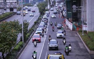 jakarta, indonesien, 2022-trafik på mt haryono street, södra jakarta, indonesien foto
