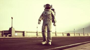 astronaut i rymddräkt på vägbron foto